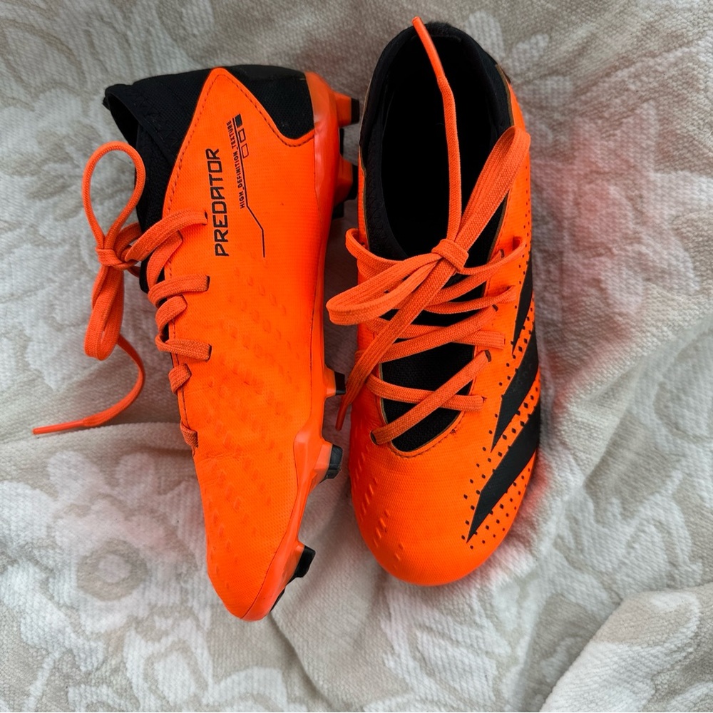 Kids 2.5 adidas predator soccer cleats unisex